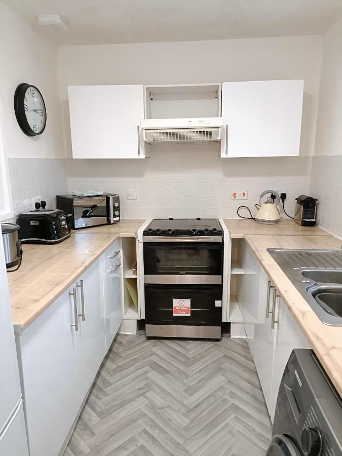 2 Bed Functional House Close To Manor Park Train Station London Ngoại thất bức ảnh